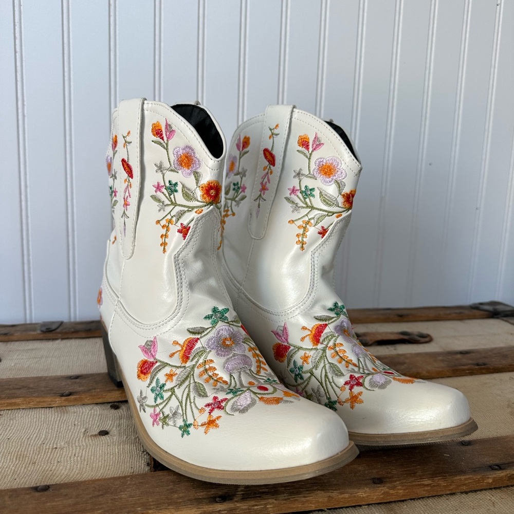 Floral Embroidered White Cowboy Boots